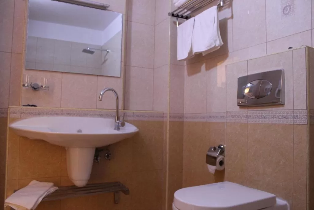 Family Bathroom 2.jpg